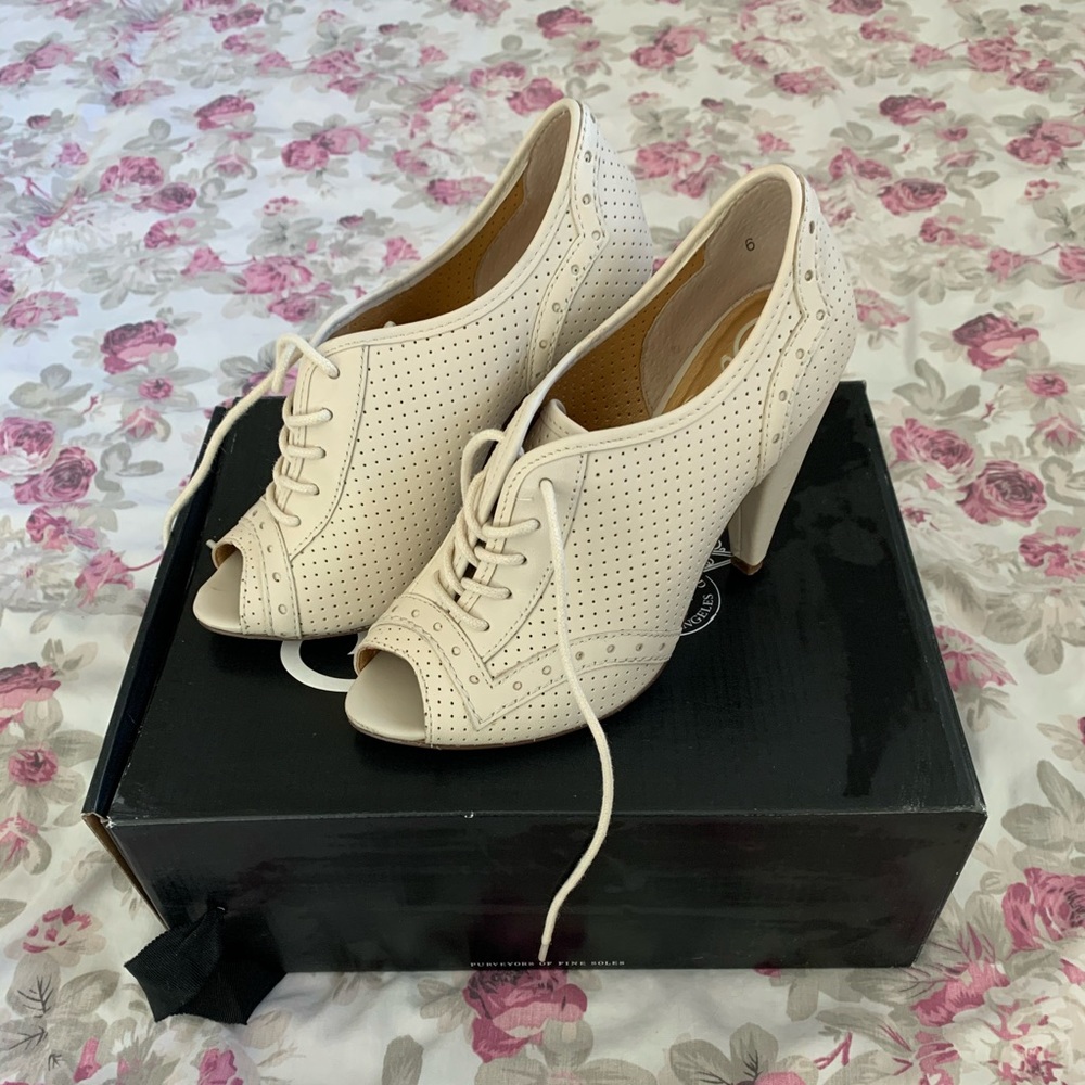 Seychelles cream lace up heels